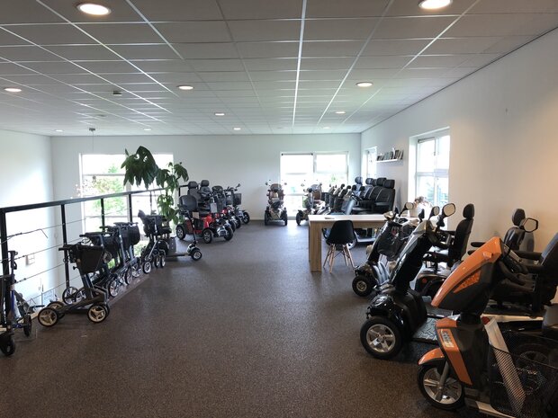 Goedkoopste rollator van Nederland. Compleet met dienblad, mandje & stokhouder